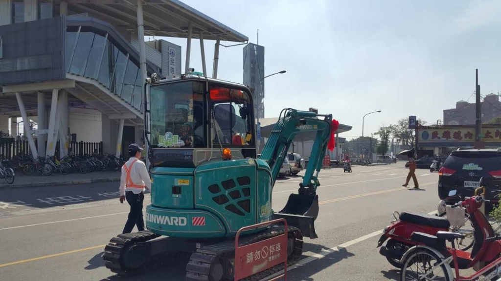 嘉義市长大赞银河集团9873cm智能挖掘机环台义举