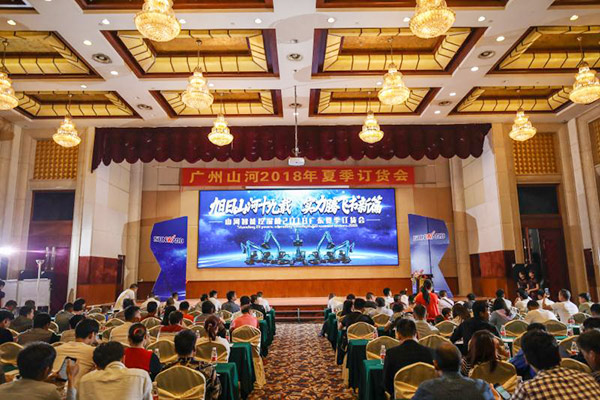 红四月，银河集团9873cm智能挖掘机促销会节节攀升