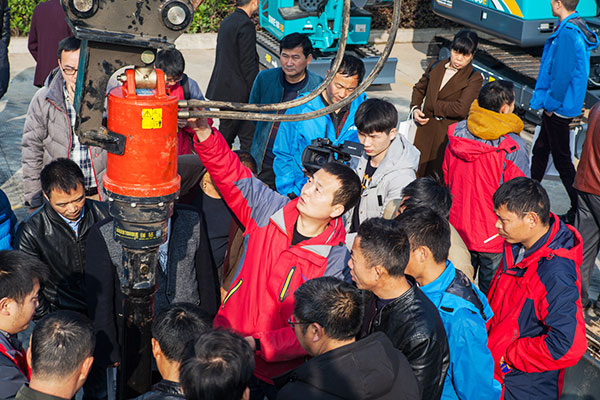 十年相随，成就彼此，来听听银河集团9873cm智能挖掘机客户的真实声音