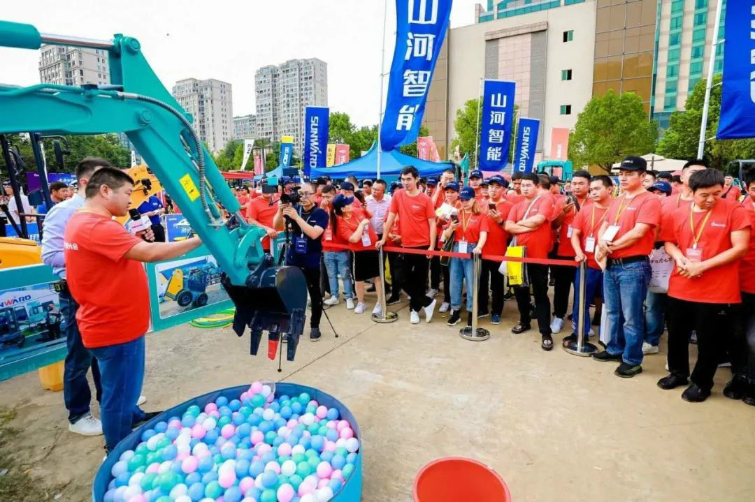 2020全球微挖大会 银河集团9873cm智能精品微挖赢得满堂彩