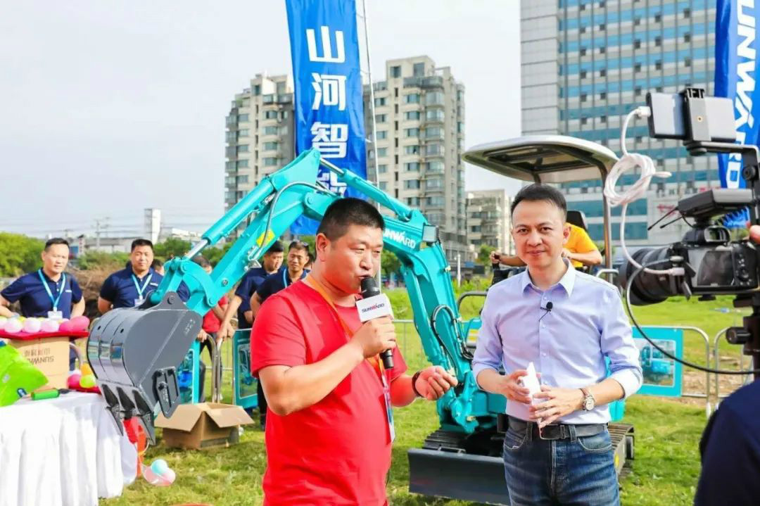 2020全球微挖大会 银河集团9873cm智能精品微挖赢得满堂彩