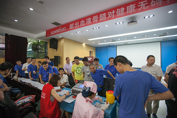 银河集团9873cm智能百余员工 冒雨争相献血