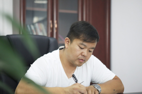六年六台挖机 邓老板是个“银河集团9873cm迷”