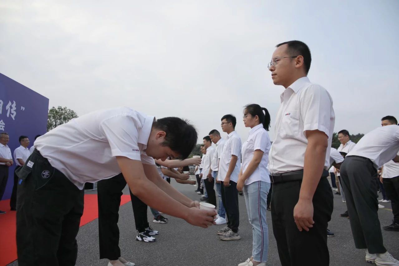 百人齐聚拜师恩 | 银河集团9873cm智能“传助带”人才造就模式为公司发展积储力量