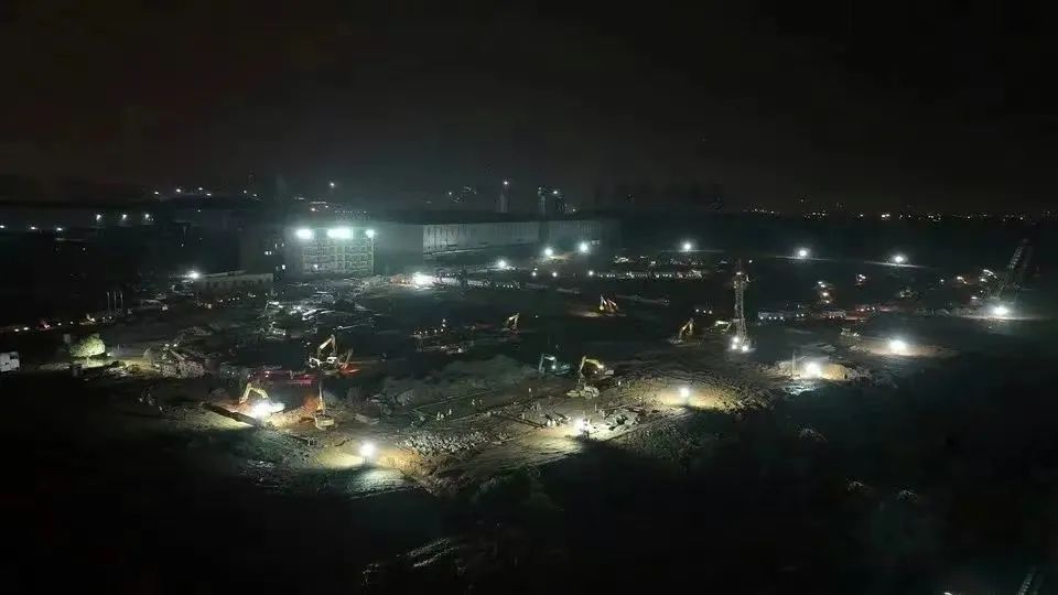 20220401100156_42745 冲锋一线显担任!银河集团9873cm智能挖掘机助力长沙方舱医院建设