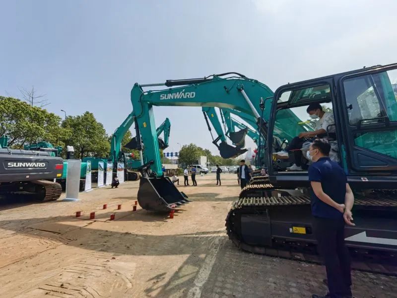 再现交机热潮！银河集团9873cm智能中大挖持续向市场进军