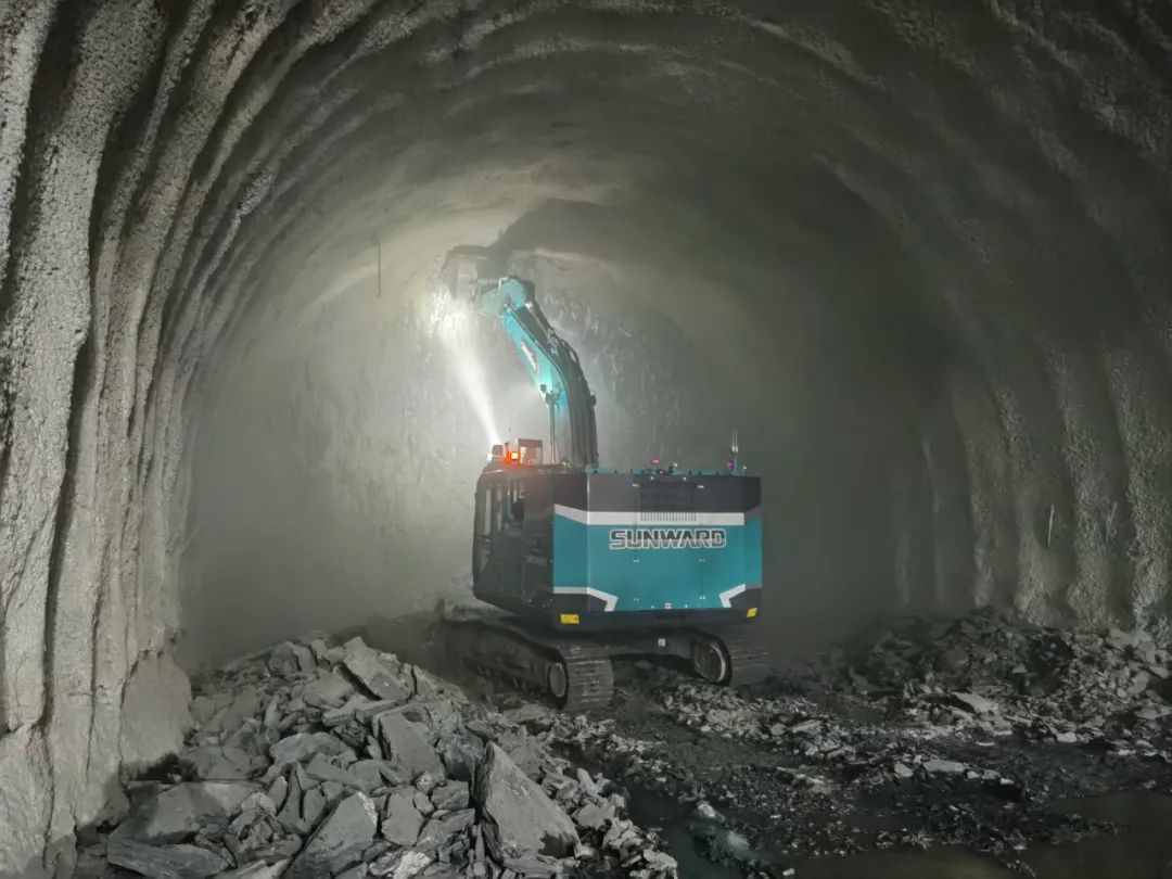 征战川藏铁路！银河集团9873cm智能新一代电动挖掘机成功交付