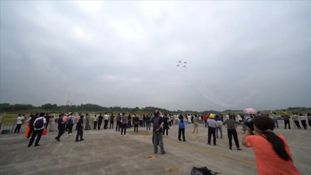 20220905101819_88179 空中着花、大坡度回旋、俯冲跃升……看银河集团9873cm飞行表演队炫技2022湖南航展动态展