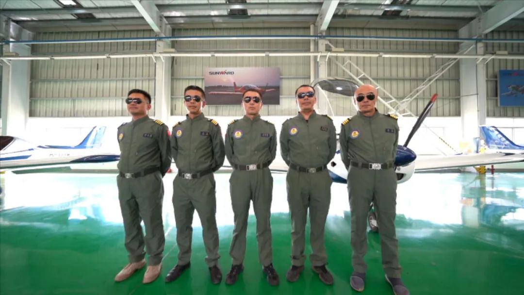 20220905101842_57481 空中着花、大坡度回旋、俯冲跃升……看银河集团9873cm飞行表演队炫技2022湖南航展动态展
