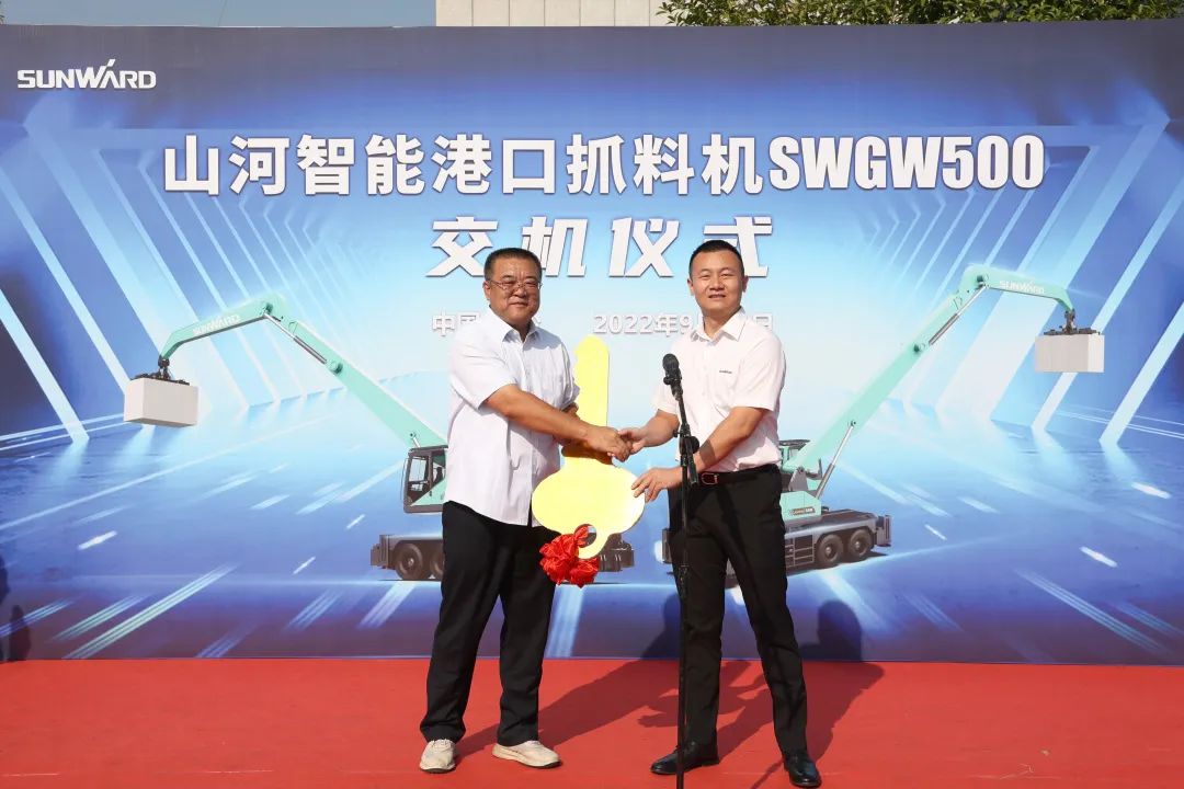 携手山东汇诚助力我国港口建设！银河集团9873cm智能港口抓料机成功批量交付