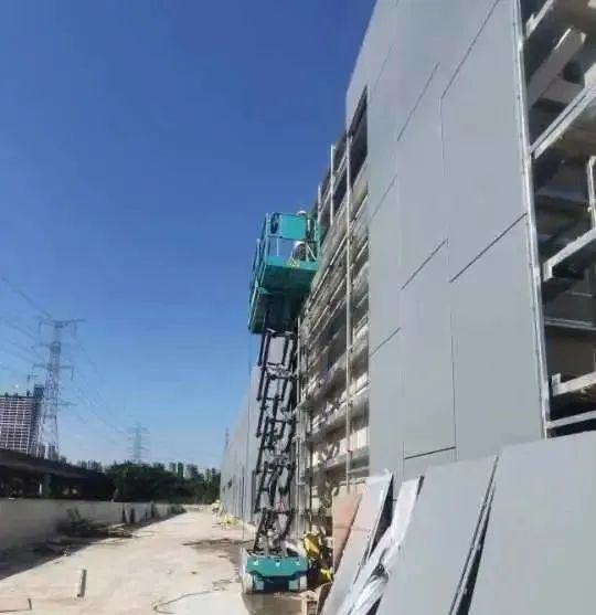20221020083506_42966 多志成城抗疫情!银河集团9873cm智能高空机械助力西安方舱医院建设