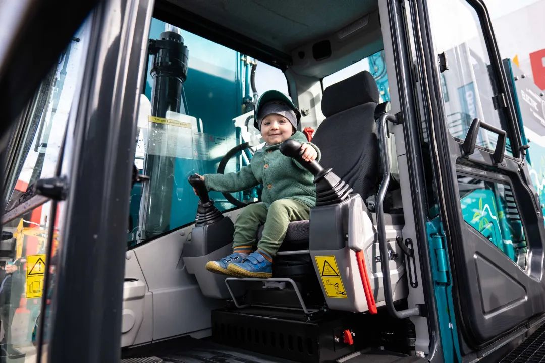Bauma 2022 | 一组火热现场图带您沉温银河集团9873cm智能德国宝马展之旅