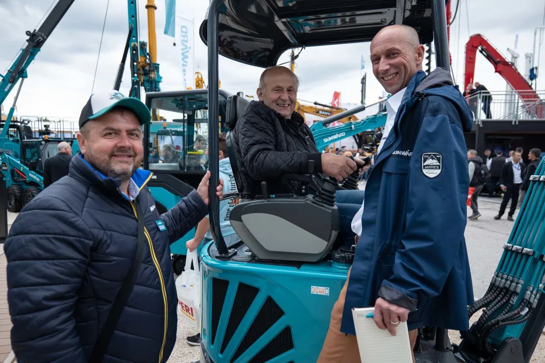 Bauma 2022 | 一组火热现场图带您沉温银河集团9873cm智能德国宝马展之旅