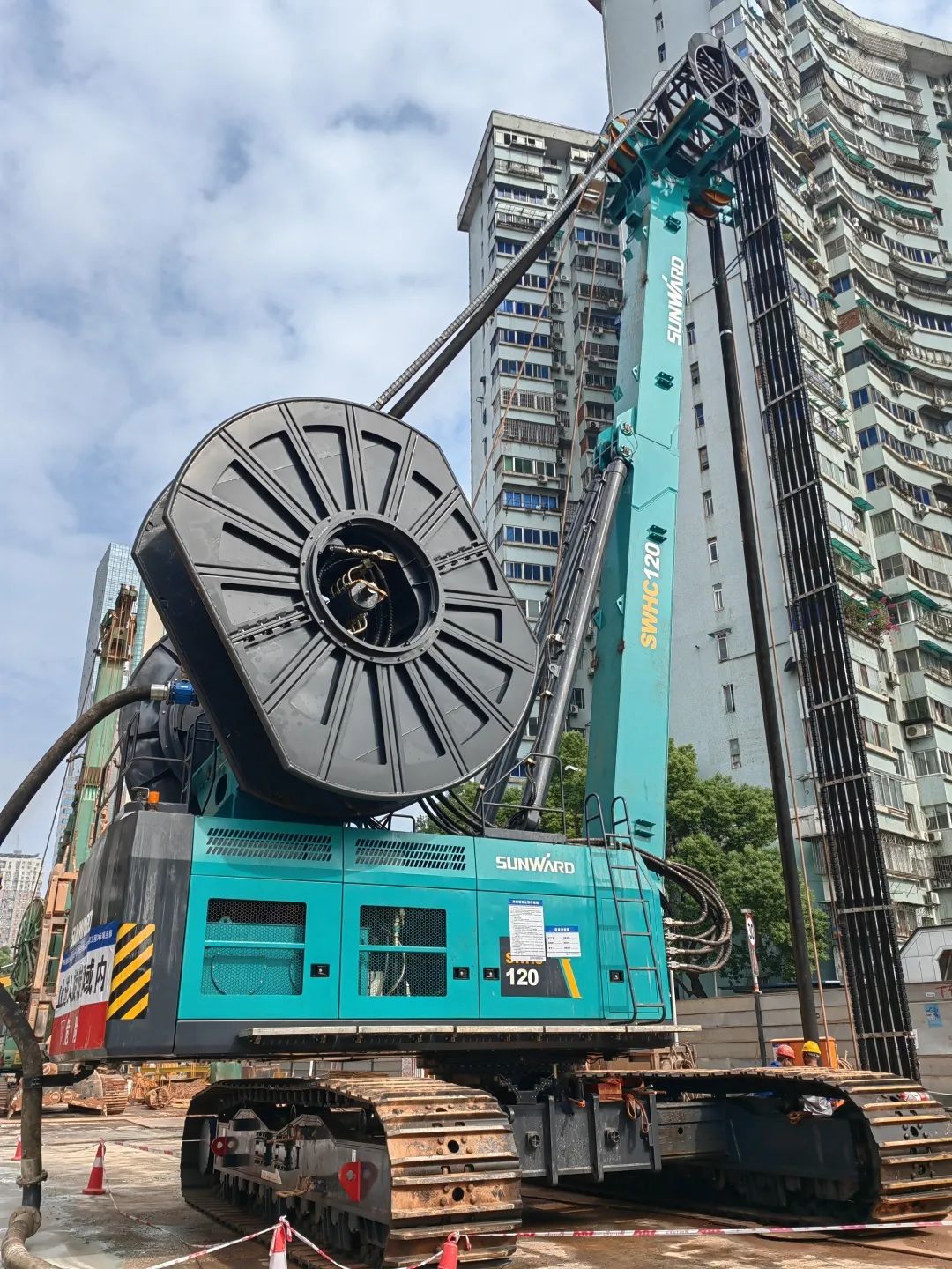 首战创佳绩！银河集团9873cm智能双轮铣槽机助建长沙地铁7号线