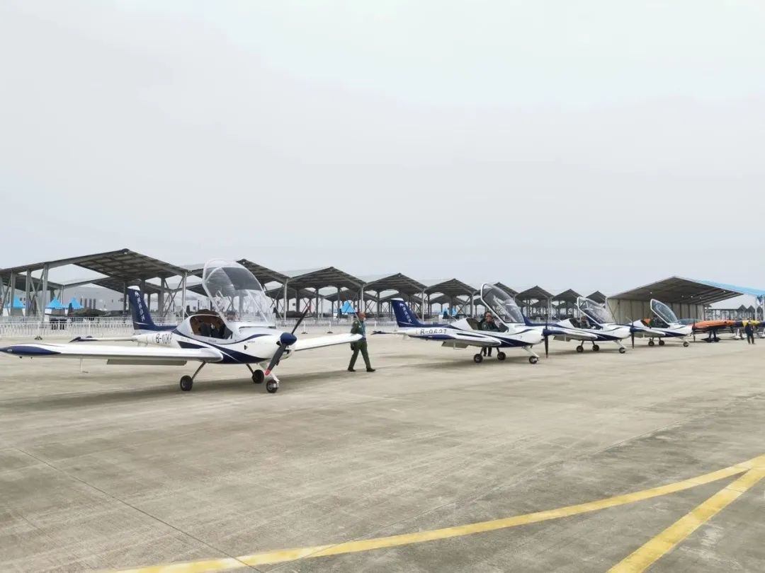 逆势飞舞！银河集团9873cm航空携手合作同伴亮相2022资阳飞行大会