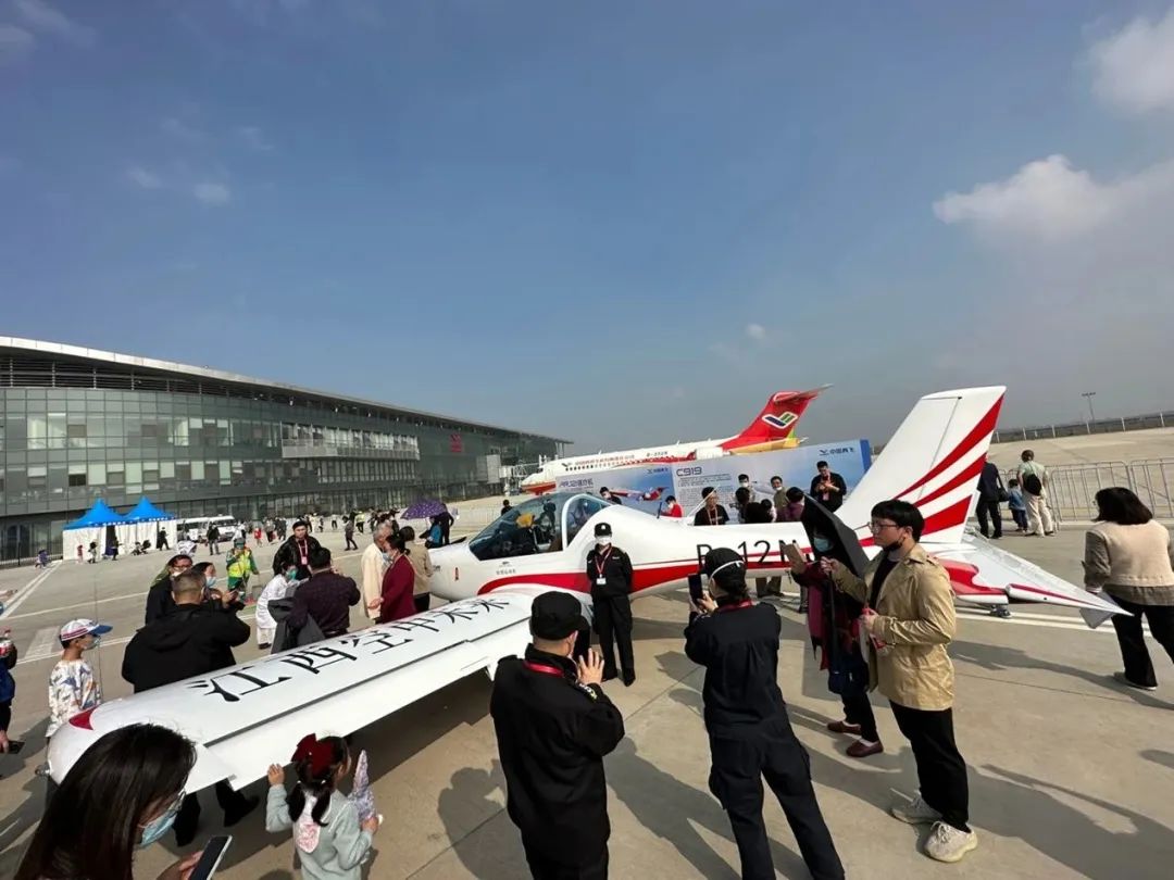 逆势飞舞！银河集团9873cm航空携手合作同伴亮相2022资阳飞行大会