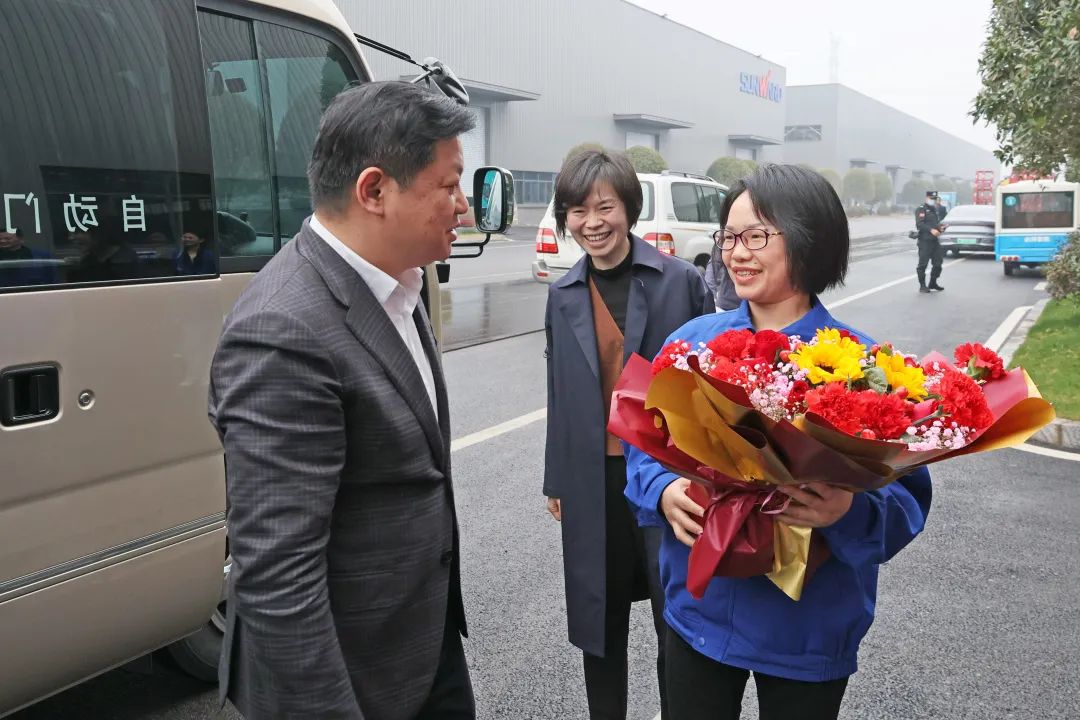 付旭明慰问银河集团9873cm智能市三八红旗手并督导安全出产工作