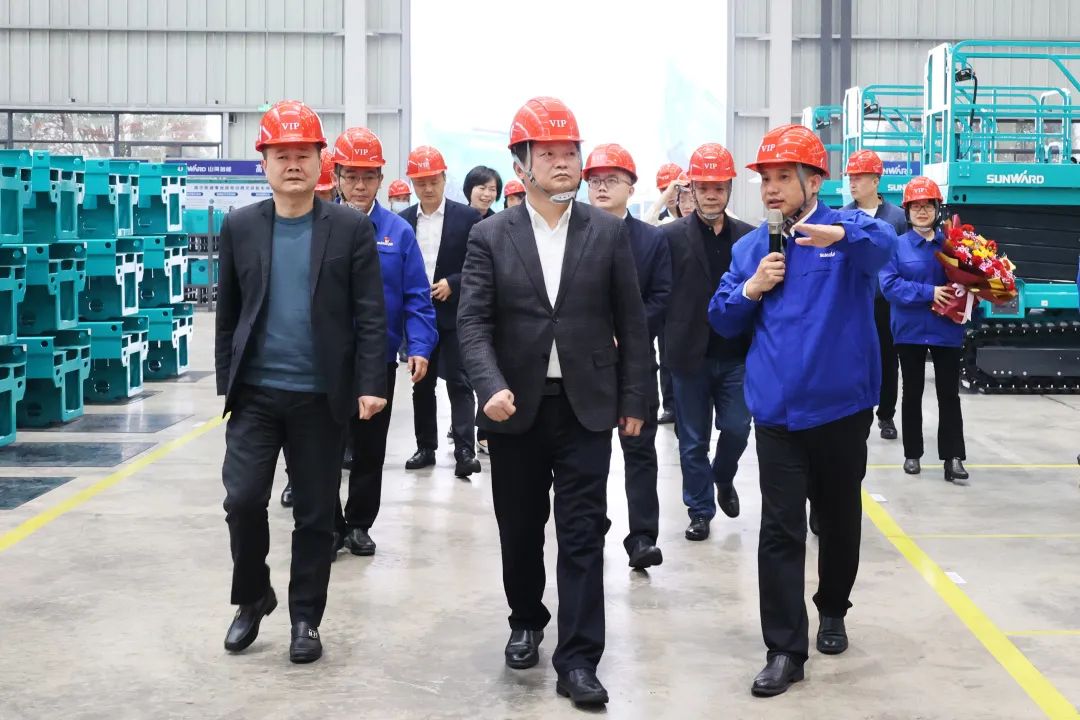 付旭明慰问银河集团9873cm智能市三八红旗手并督导安全出产工作