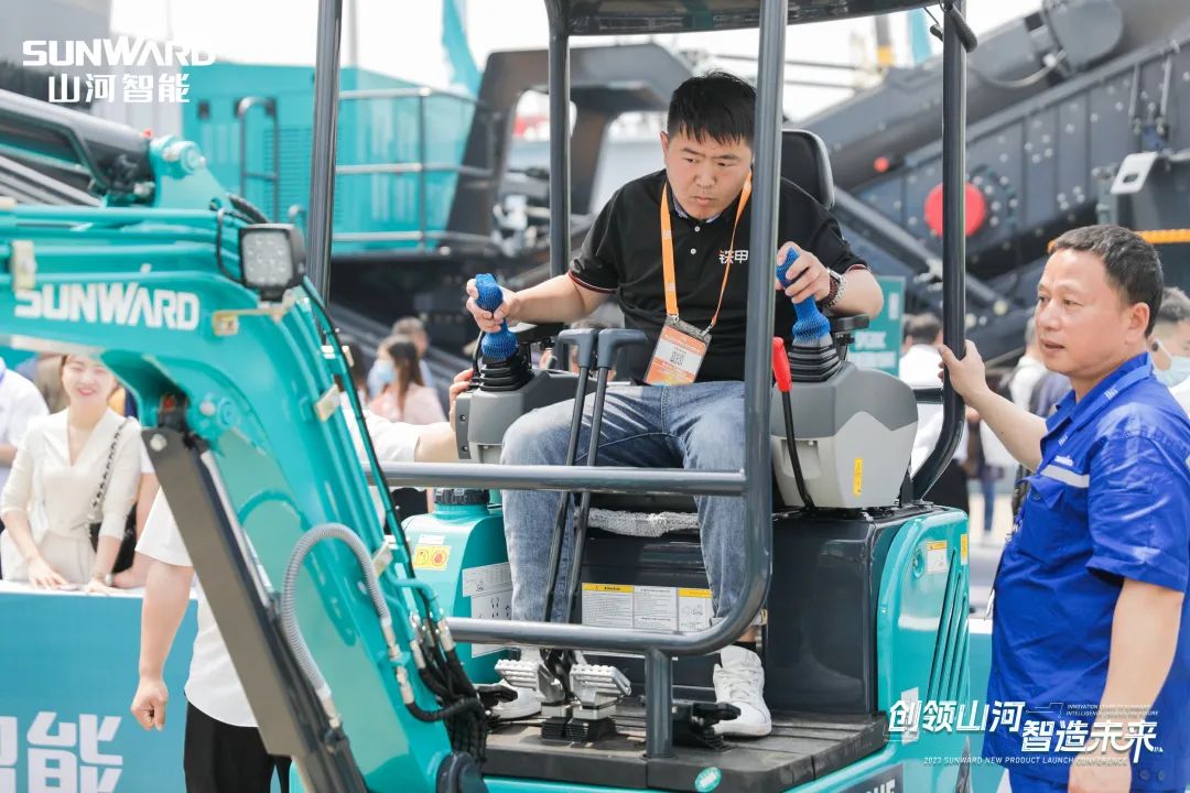 20230517084135_70052 精品出击、互动不休!银河集团9873cm智能F系列挖掘机闪灼长沙展