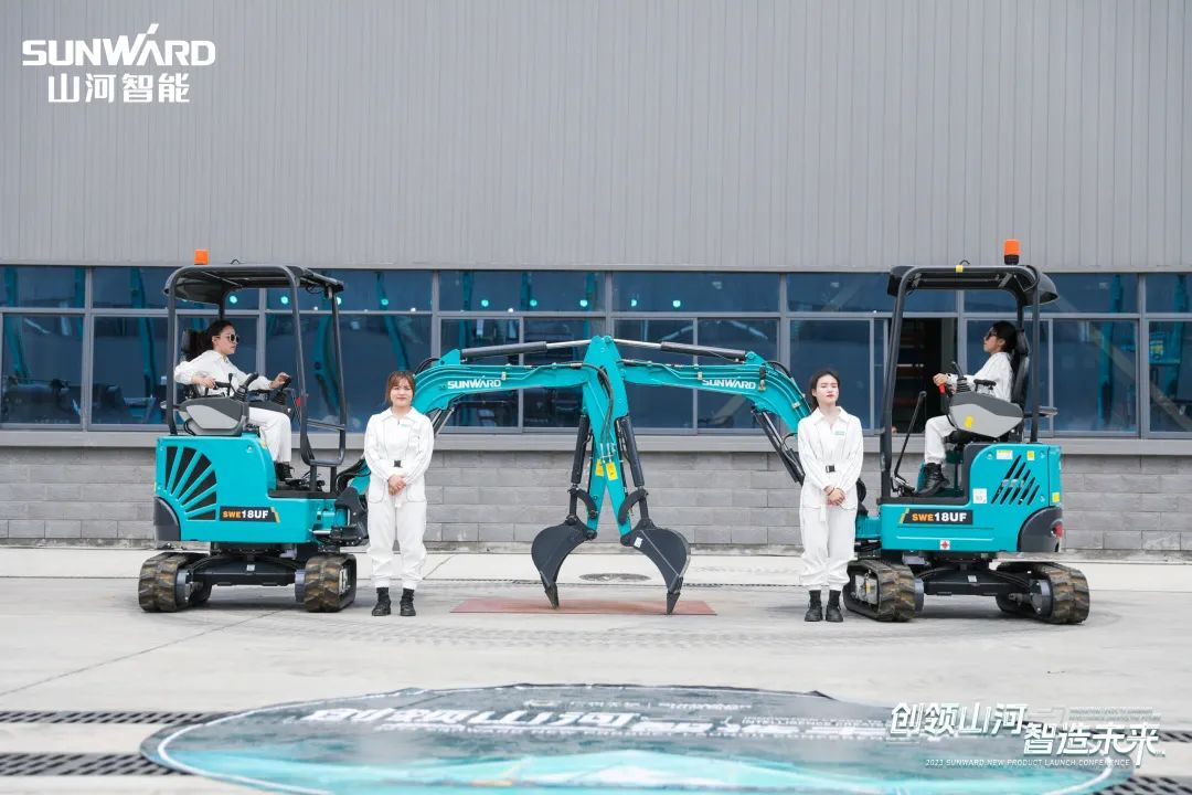 20230517084304_42601 精品出击、互动不休!银河集团9873cm智能F系列挖掘机闪灼长沙展