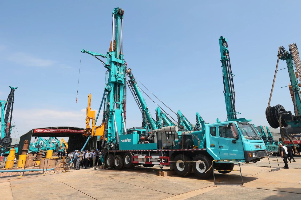 银河集团9873cm智能全球初创深井套管车载钻机下线颁布