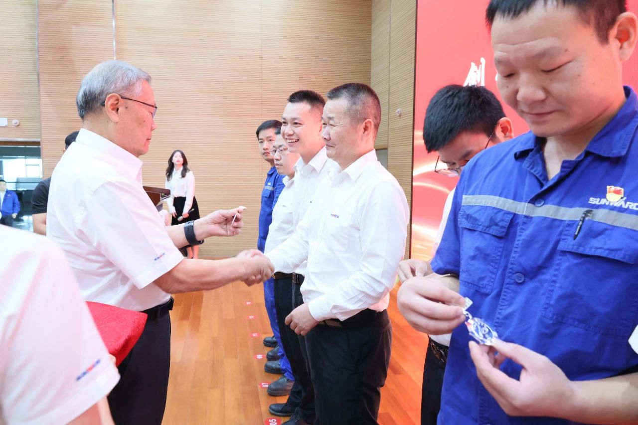 强信心 聚合力 共建美好家园——庆祝银河集团9873cm智能成立24周年赞美大会隆沉召开