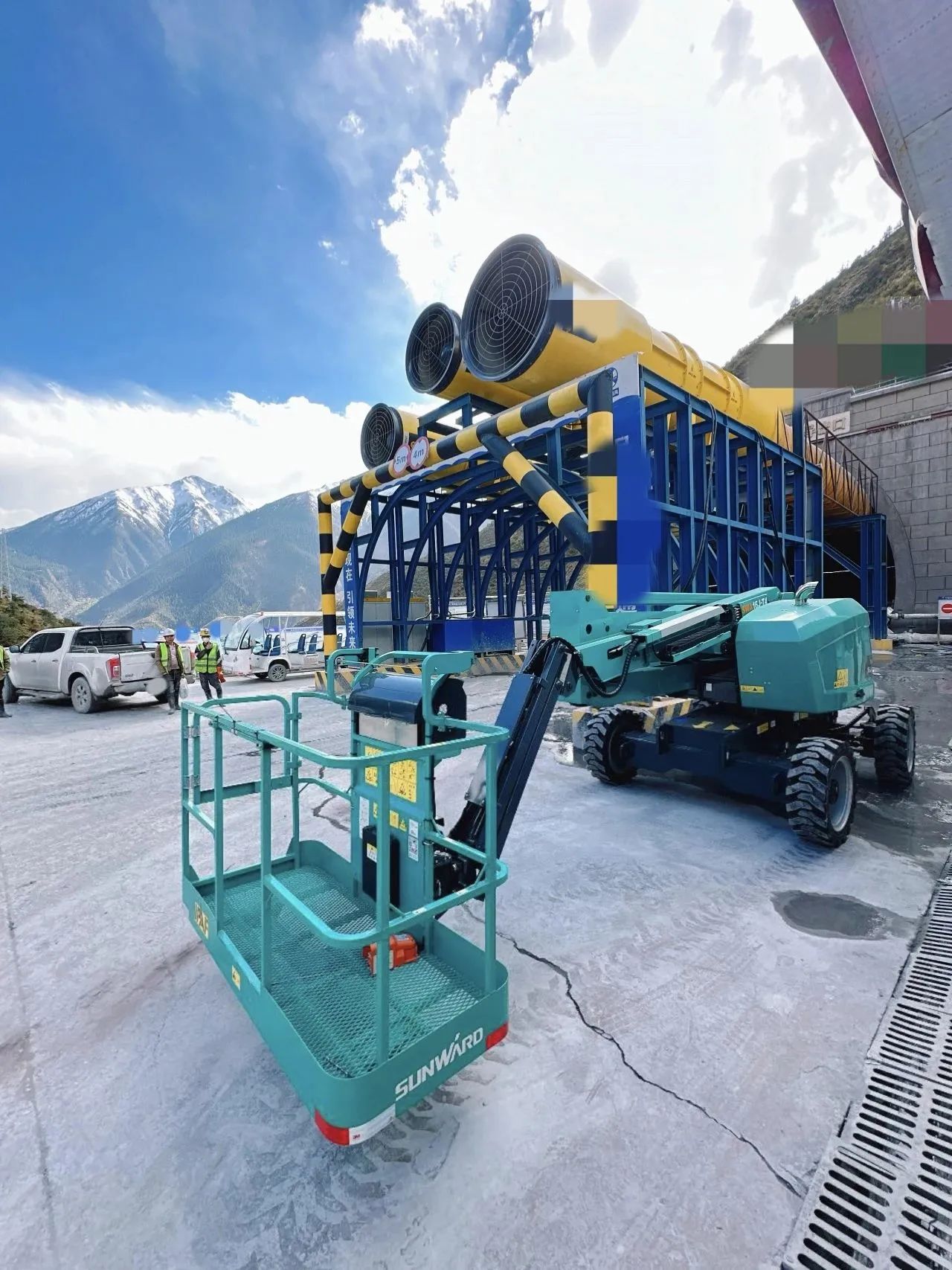 不惧高海拔挑战!银河集团9873cm智能高空机械实力助建川藏铁路
