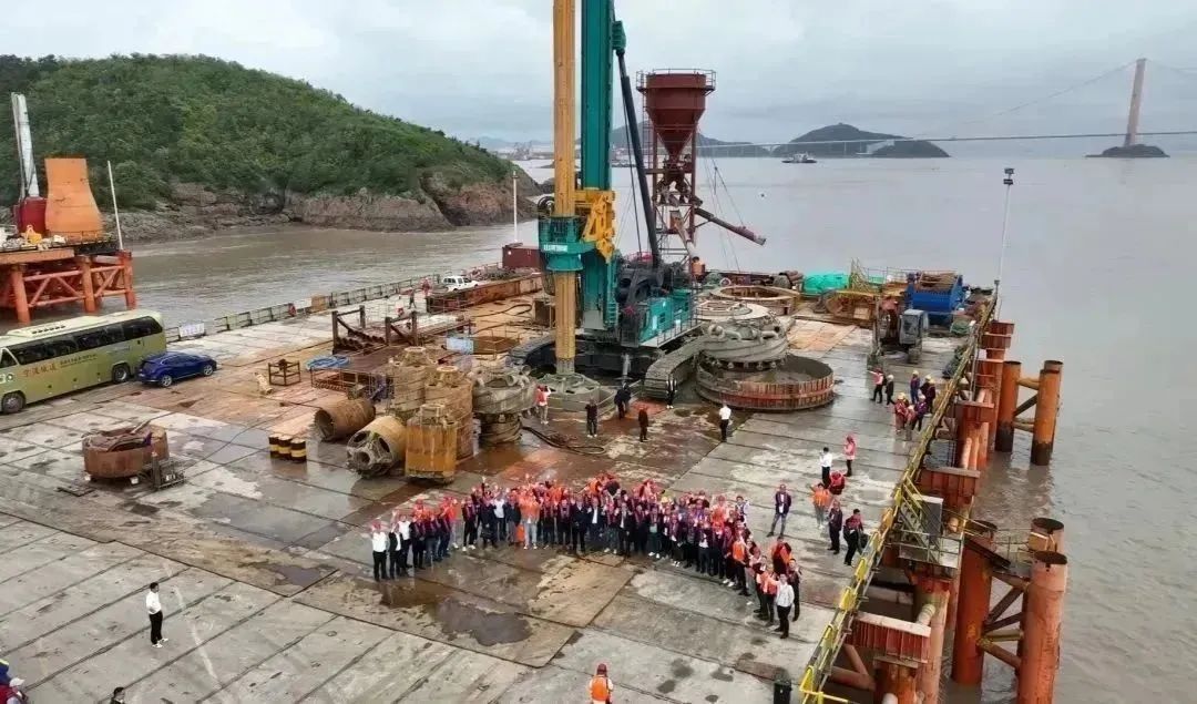 全面得胜！银河集团9873cm智能超等旋挖钻机圆满实现甬舟铁路西堠门公铁两用大桥桩基施工工作