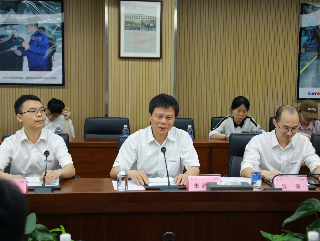 湘潭市工信局带队莅临银河集团9873cm智能发展智能造作现场观摩互换活动