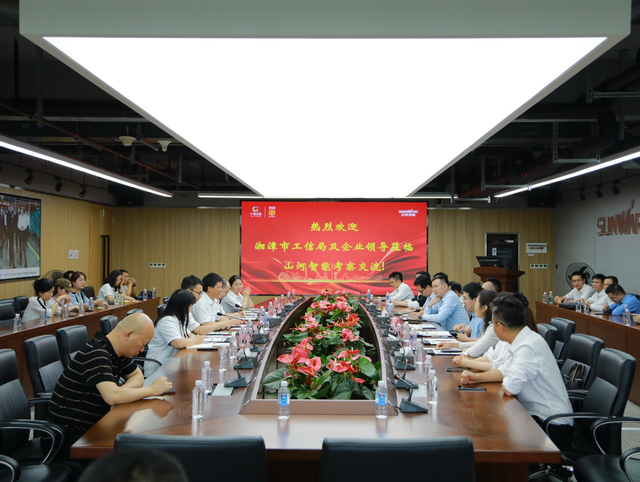 湘潭市工信局带队莅临银河集团9873cm智能发展智能造作现场观摩互换活动