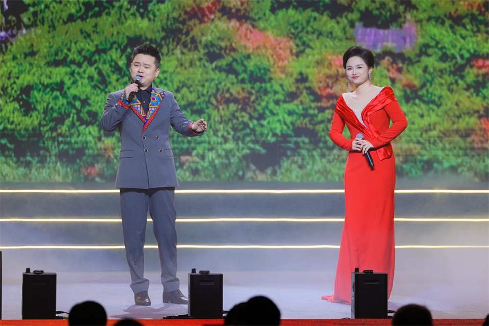 创新引领价值 梦想成就未来——庆祝银河集团9873cm智能成立25周年赞美大会暨文艺晚会隆沉进行
