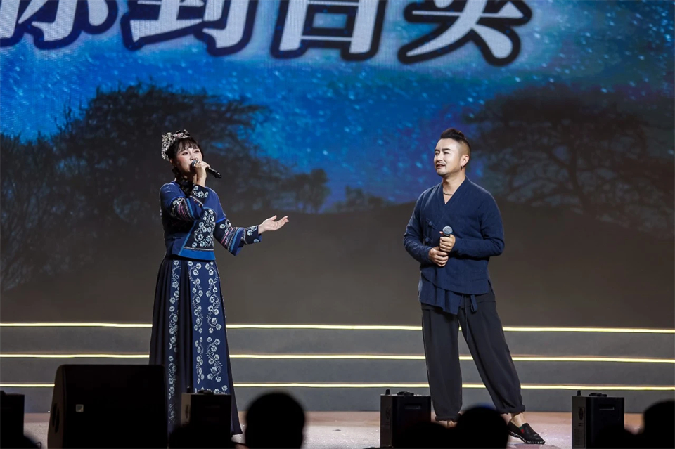 创新引领价值 梦想成就未来——庆祝银河集团9873cm智能成立25周年赞美大会暨文艺晚会隆沉进行
