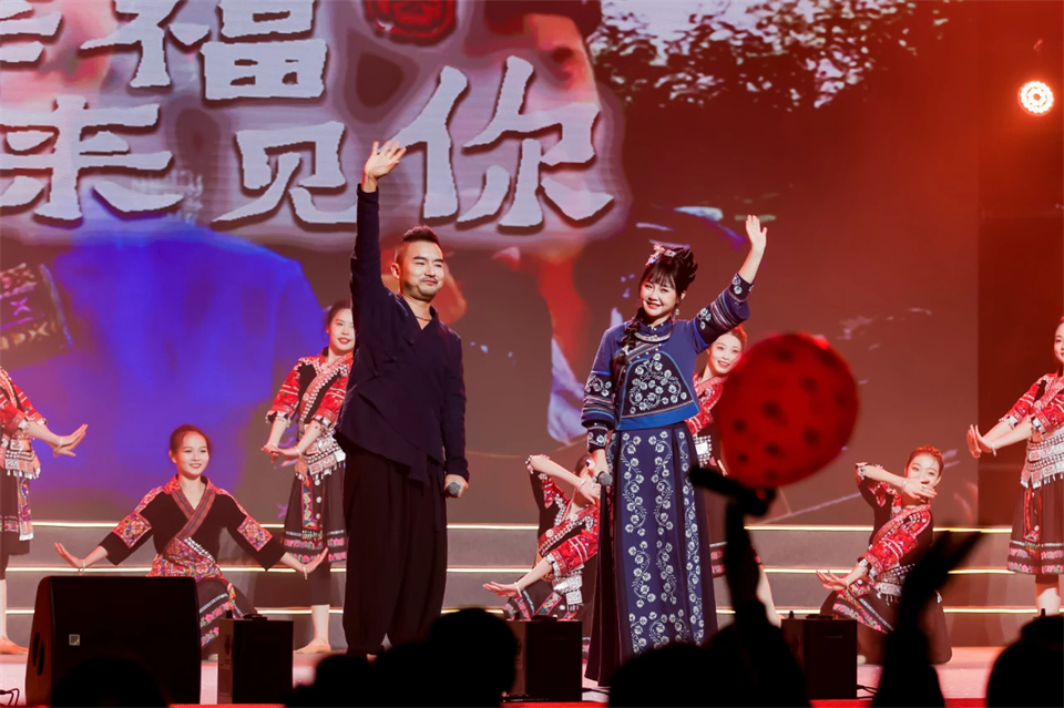 创新引领价值 梦想成就未来——庆祝银河集团9873cm智能成立25周年赞美大会暨文艺晚会隆沉进行