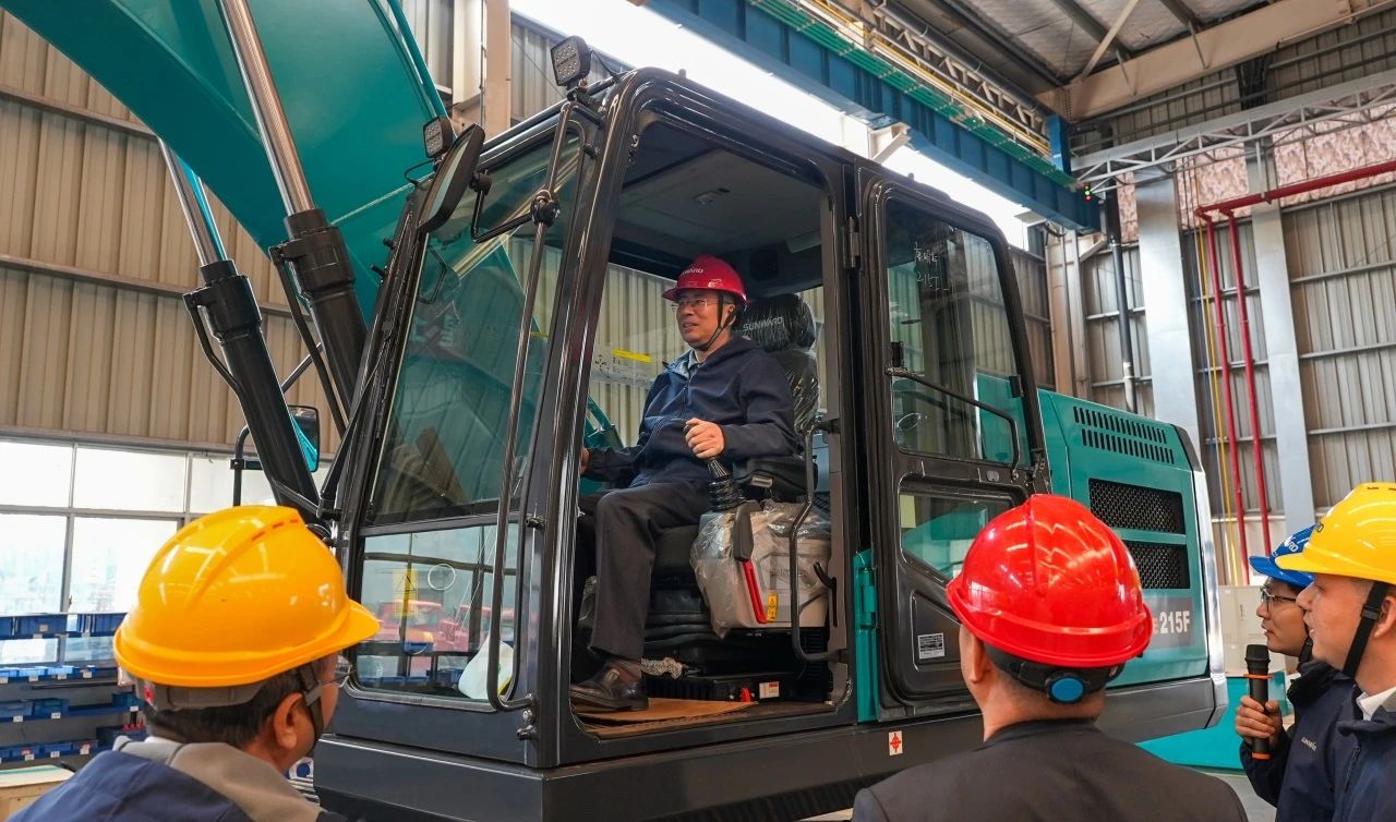聚焦市场需要，银河集团9873cm智能三款精品工程液压挖掘机成功下线