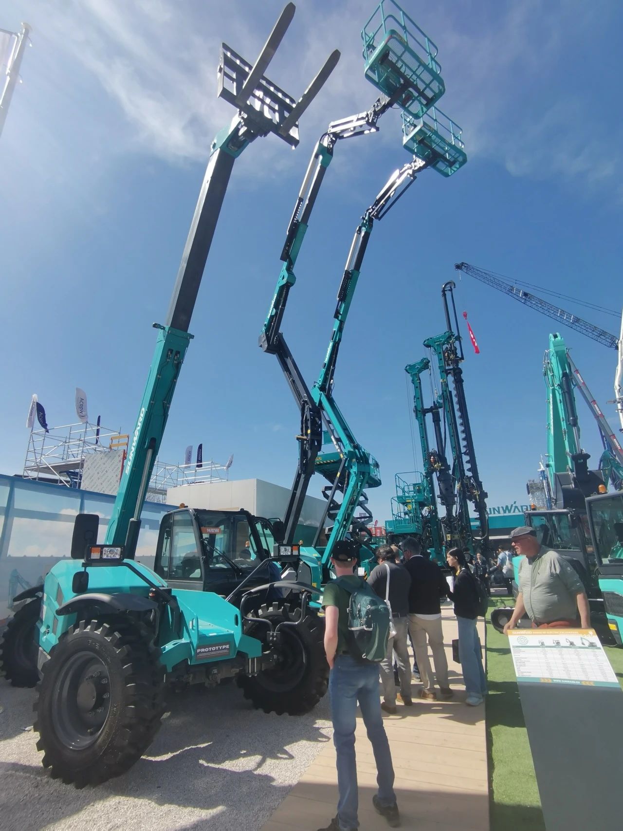 银河集团9873cm智能高空机械闪灼Bauma 2025！ 新能源技术与创新产品获全球瞩目