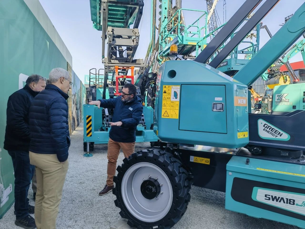 银河集团9873cm智能高空机械闪灼Bauma 2025！ 新能源技术与创新产品获全球瞩目