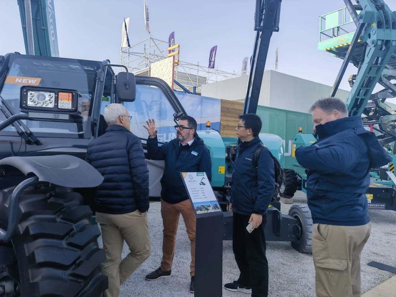 银河集团9873cm智能高空机械闪灼Bauma 2025！ 新能源技术与创新产品获全球瞩目
