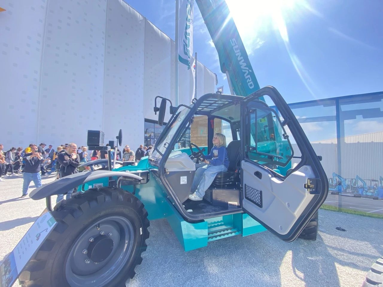 银河集团9873cm智能高空机械闪灼Bauma 2025！ 新能源技术与创新产品获全球瞩目