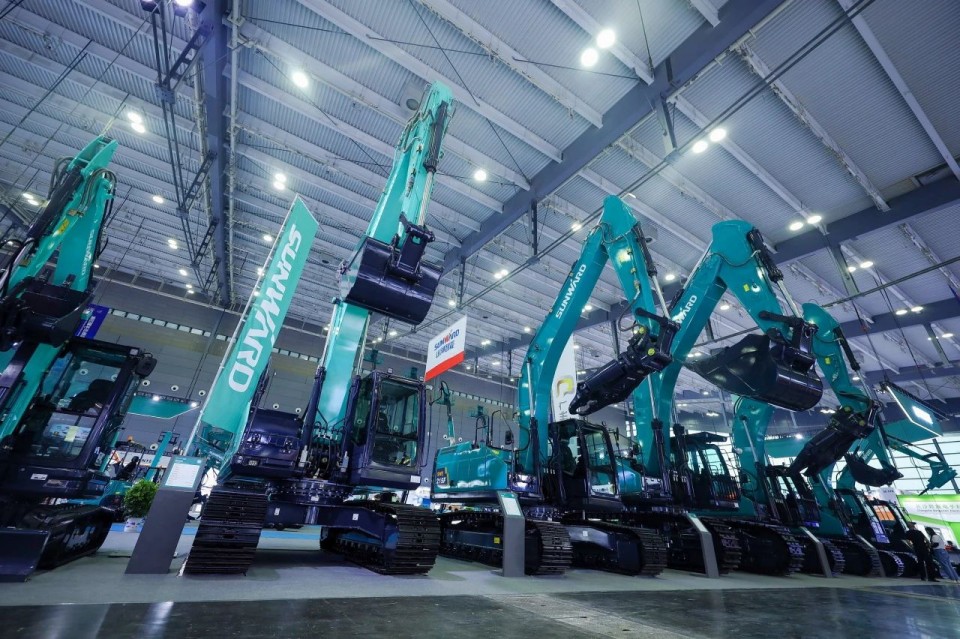 2025 CICEE | 从单一工具迈向多元化解决规划，银河集团9873cm智能出现非凡挖掘机风采