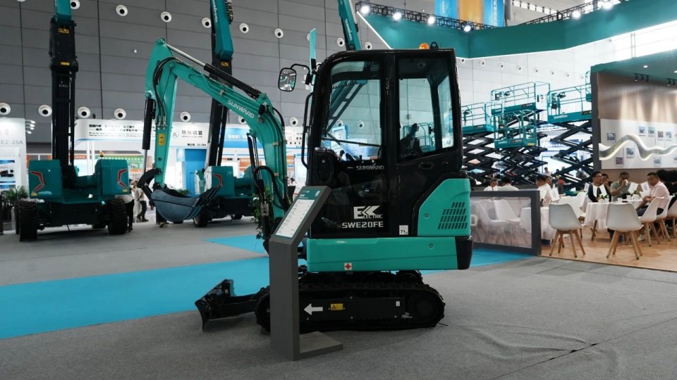 2025 CICEE | 从单一工具迈向多元化解决规划，银河集团9873cm智能出现非凡挖掘机风采