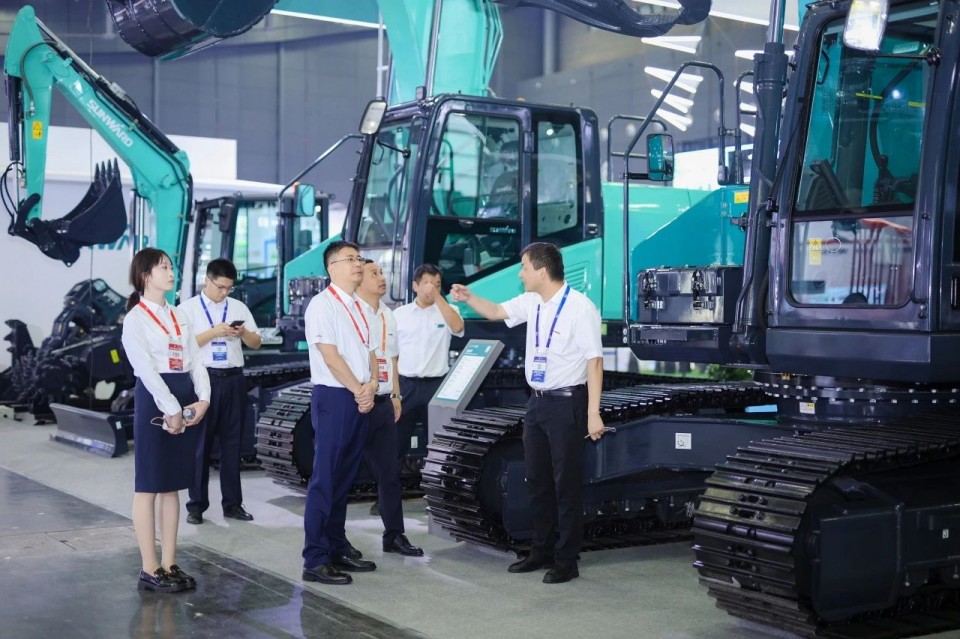 2025 CICEE | 从单一工具迈向多元化解决规划，银河集团9873cm智能出现非凡挖掘机风采