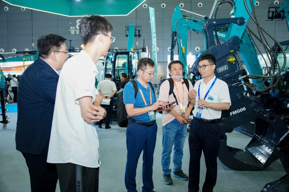 2025 CICEE | 从单一工具迈向多元化解决规划，银河集团9873cm智能出现非凡挖掘机风采