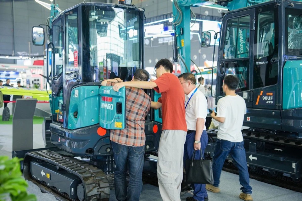 2025 CICEE | 从单一工具迈向多元化解决规划，银河集团9873cm智能出现非凡挖掘机风采