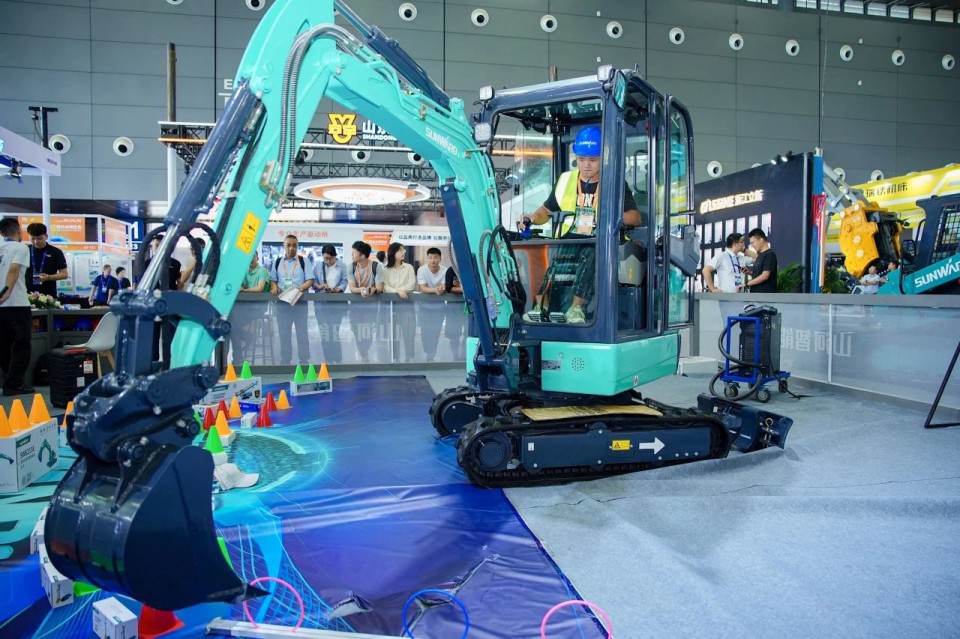 2025 CICEE | 从单一工具迈向多元化解决规划，银河集团9873cm智能出现非凡挖掘机风采