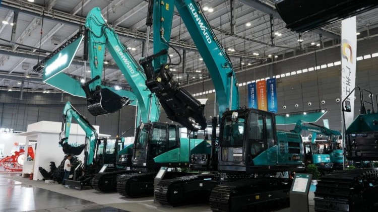 2025 CICEE | 打造极致精品化，银河集团9873cm智能挖掘机“圈粉”长沙展