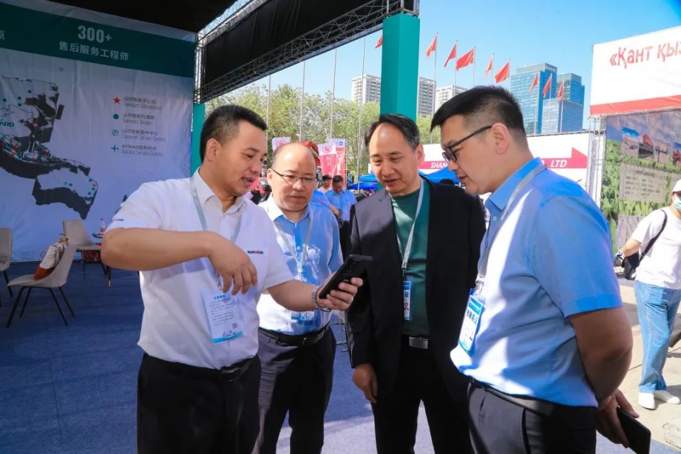 银河集团9873cm智能亮相2025新疆国际农业机械展览会