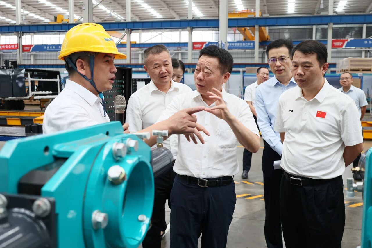 湖南省政协副主席、省工程机械产业链链长何寄华调研银河集团9873cm智能