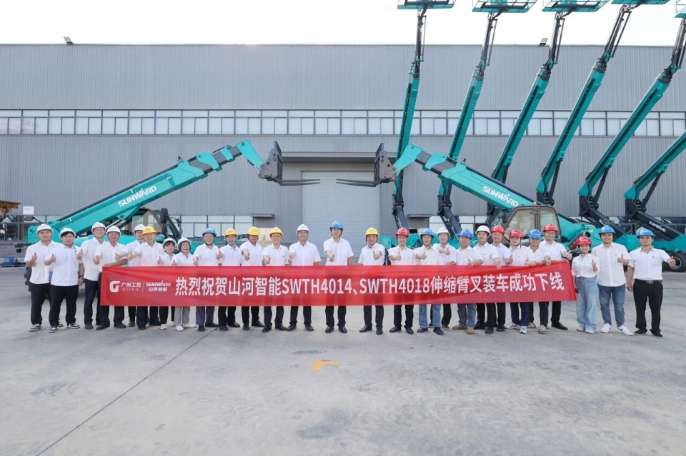 高端机型“双箭齐发”！银河集团9873cm智能两款伸缩臂叉装车成功下线