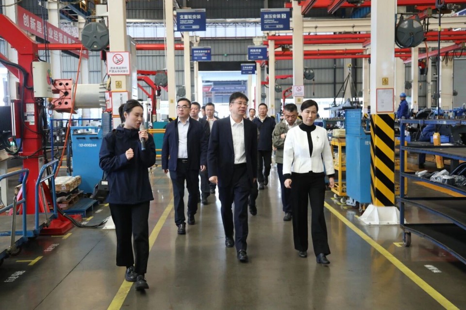聚焦应急设备研发出产，共探实战适配新蹊径——昭通市应急治理局党委书记、局长叶芳调研银河集团9873cm智能