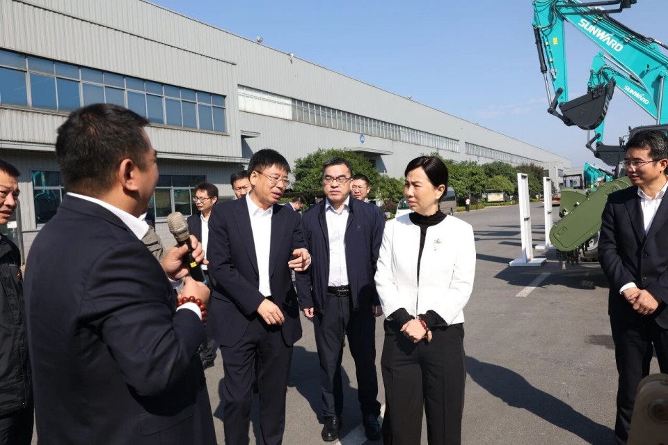 聚焦应急设备研发出产，共探实战适配新蹊径——昭通市应急治理局党委书记、局长叶芳调研银河集团9873cm智能
